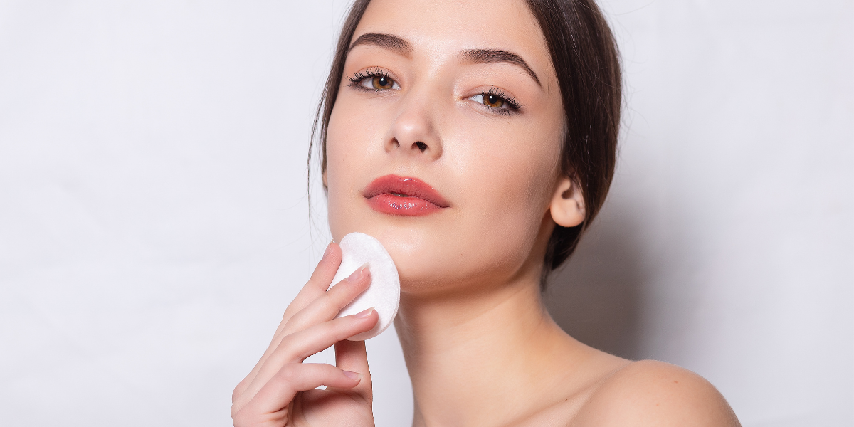 Get a Beautiful and Clear Skin with Our Handpicked List of Best Cleansing Milk